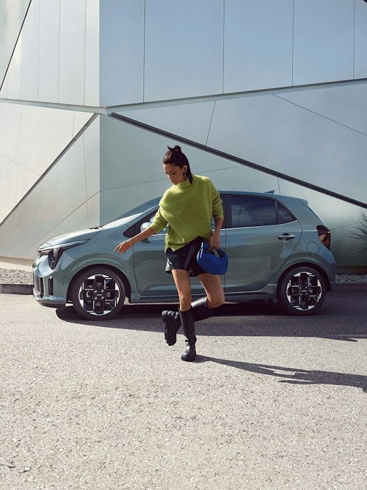 Frau vor Kia Picanto