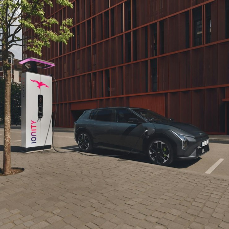 Der Kia EV4 GT beim Laden an einer öffentlichen Ladestation