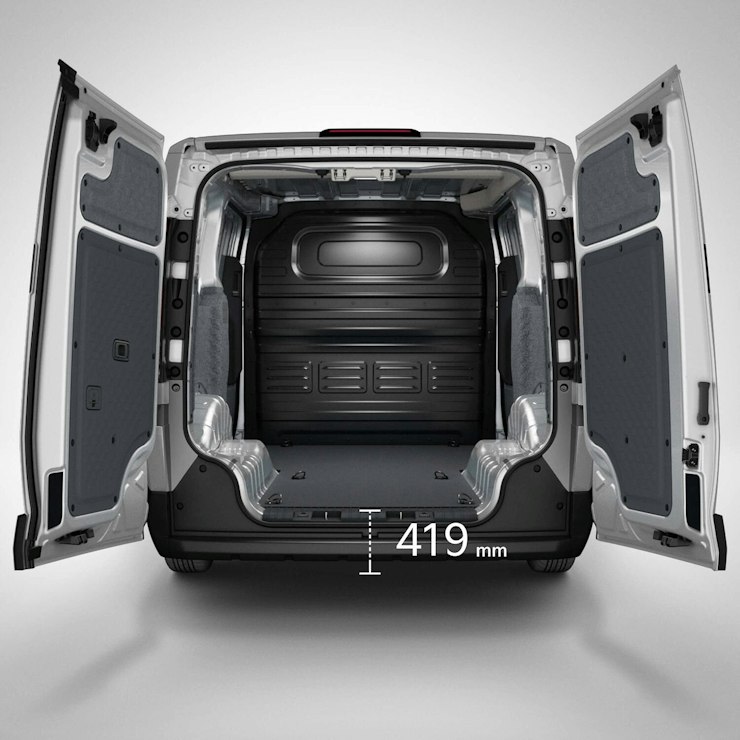 Ansicht des Laderaums des Kia PV5 Cargo von hinten mit einer Einstiegshöhe von 419 mm.