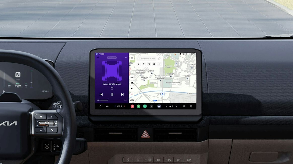 Bordeigener Bildschirm mit Anzeige von Medien-Apps und Video-Streaming während der Fahrt