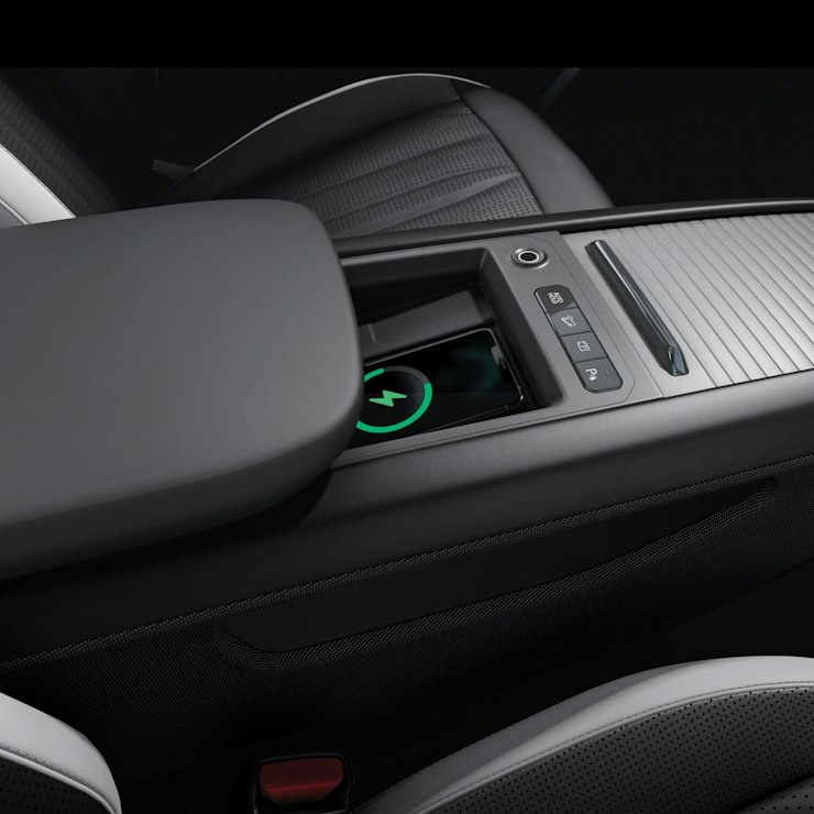Die induktive Ladestation in der Mittelkonsole des EV9