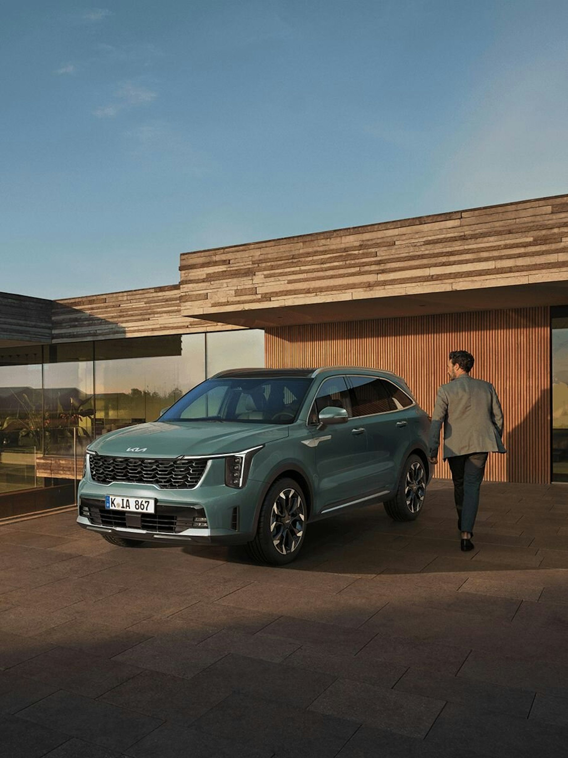 Ein Mann entfernt sich vom neuen Kia Sorento