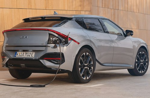 Die Heckpartie des eingesteckten Kia EV6
