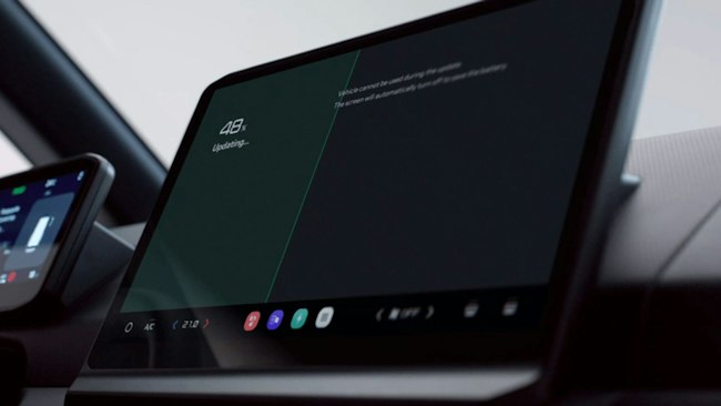 Infotainment-Display während eines laufenden Over-the-Air-Updates.