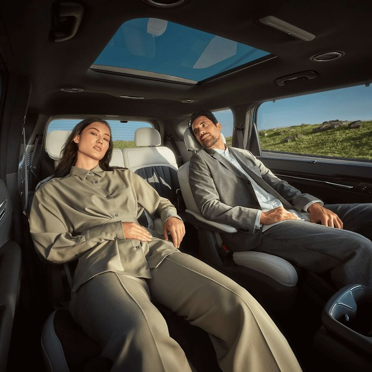 Zwei Personen sitzen auf den Relaxation-Sitzen des Kia EV9