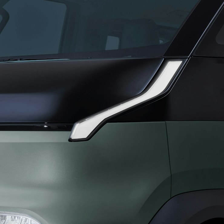 Nahaufnahme des Frontscheinwerfers und des Motorhaubendesigns des Kia&nbsp;PV5&nbsp;WAV.