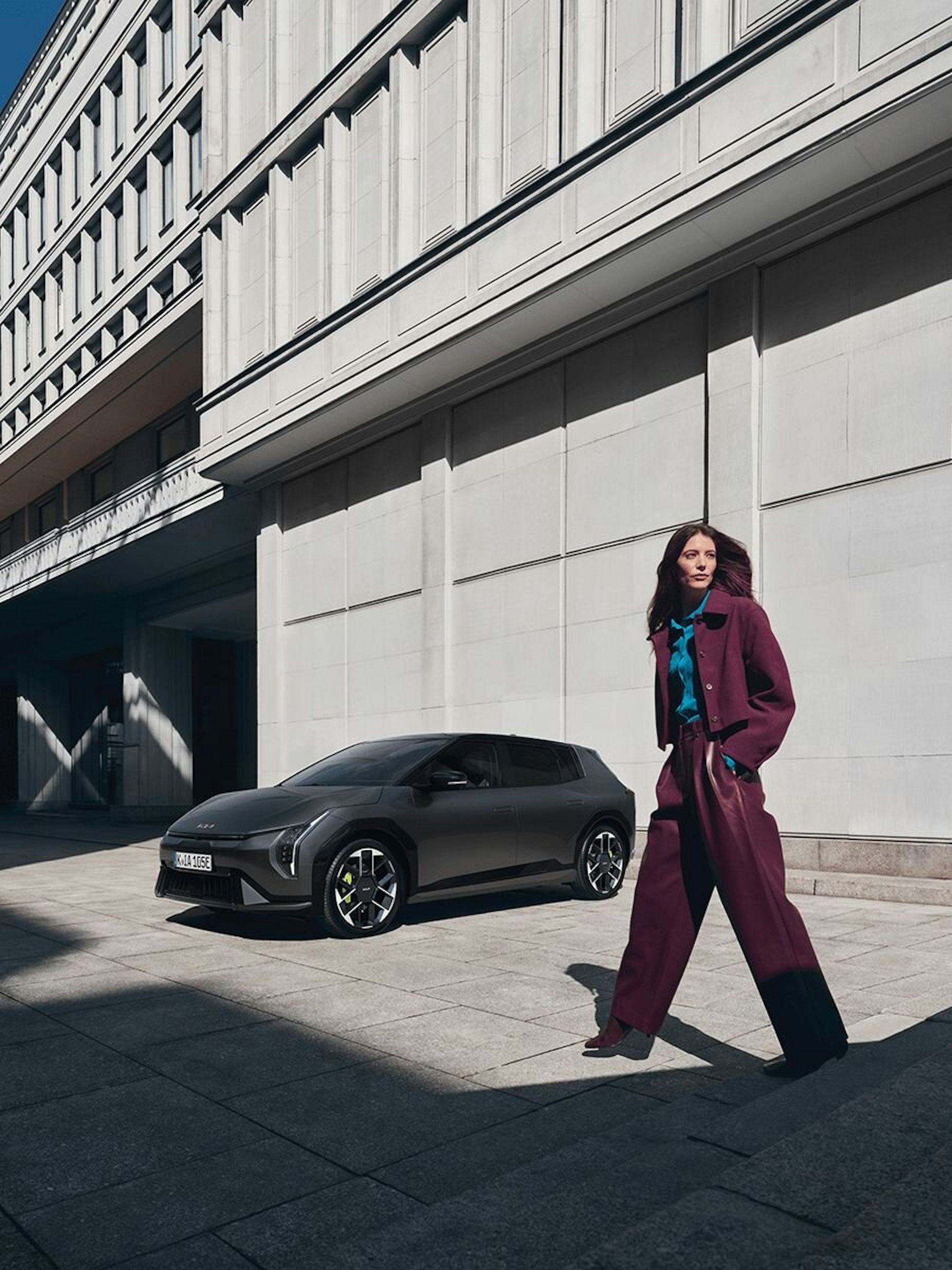 Eine Frau läuft zum Kia EV4 GT