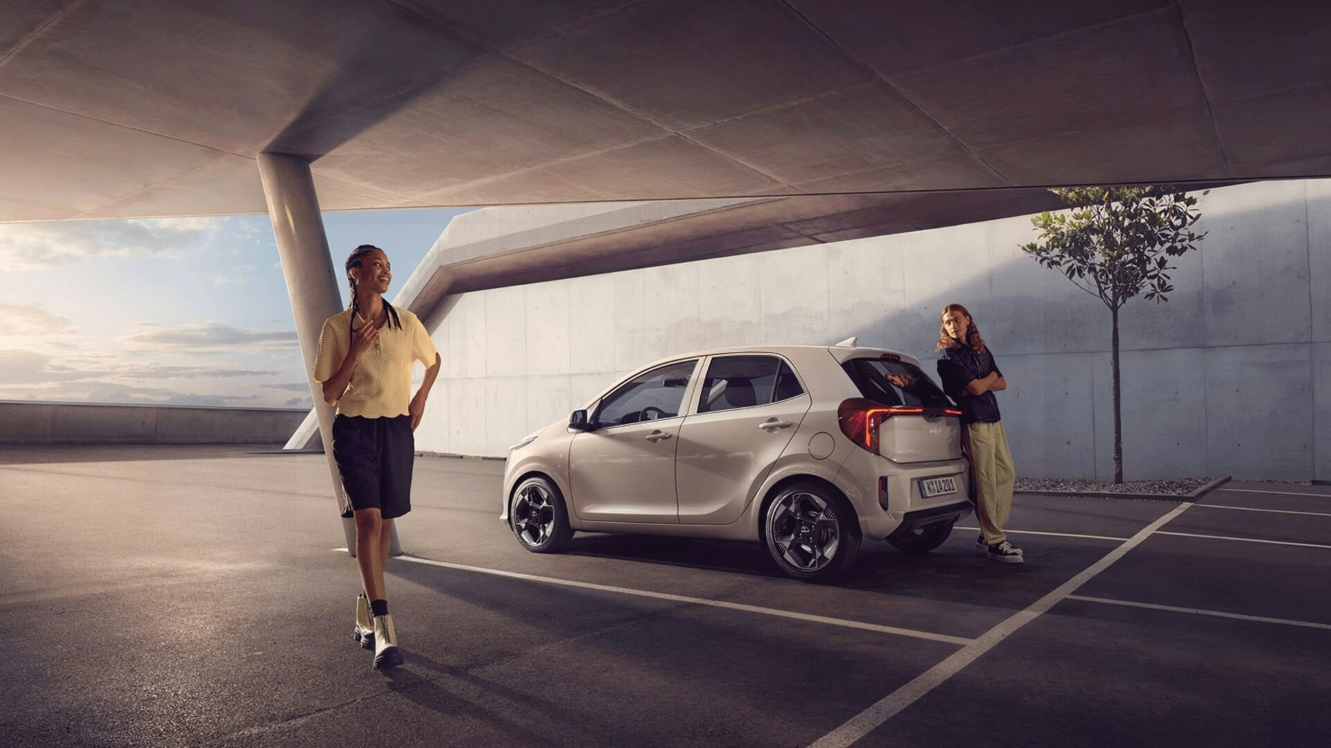 Zwei Frauen stehen um den neuen Kia Picanto