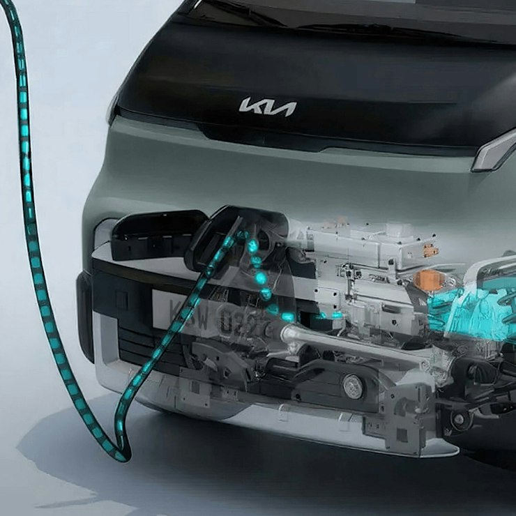 Teilansicht der Front des Kia PV5 WAV beim Laden an einer Ladestation.