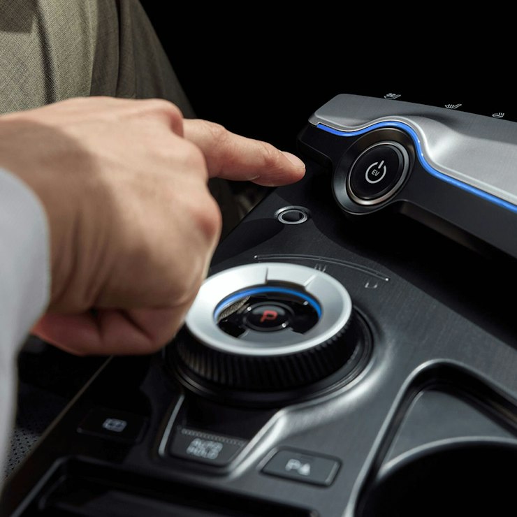 Die Mittelkonsole mit dem Startknopf des Kia EV6