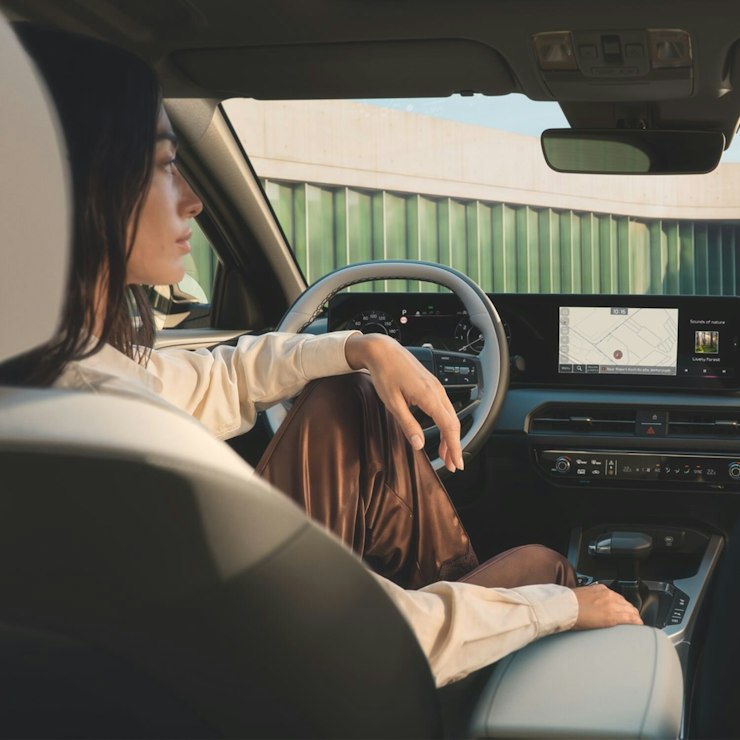 Eine Frau sitzt im Cockpit des Kia XCeed