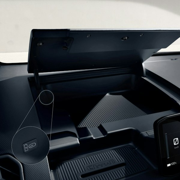 Ablagefach im Armaturenbrett des Kia&nbsp;PV5&nbsp;WAV mit USB-C-Anschluss zum Laden und ordentlichen Verstauen von Geräten.