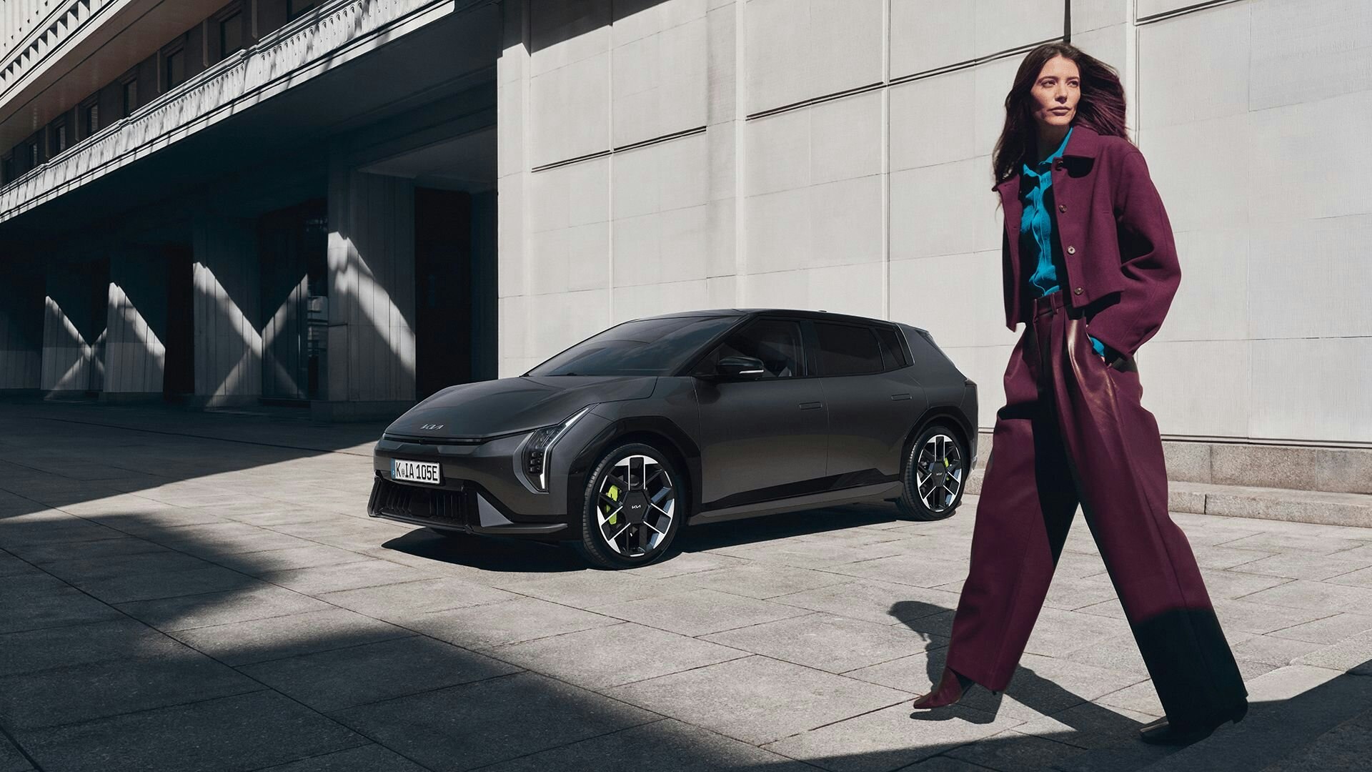 Eine Frau läuft zum Kia EV4 GT