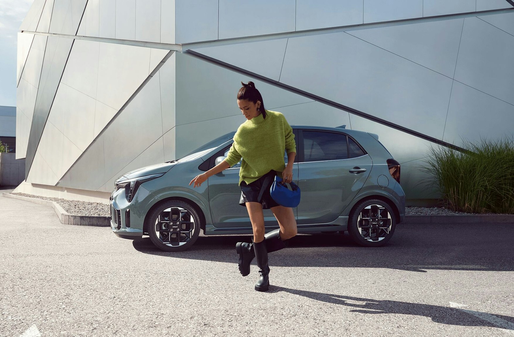 Frau vor Kia Picanto