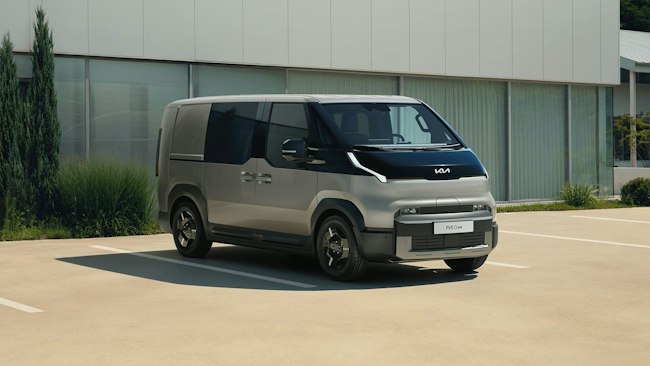 Dreiviertelansicht von vorne des Kia PV5 Crew Van