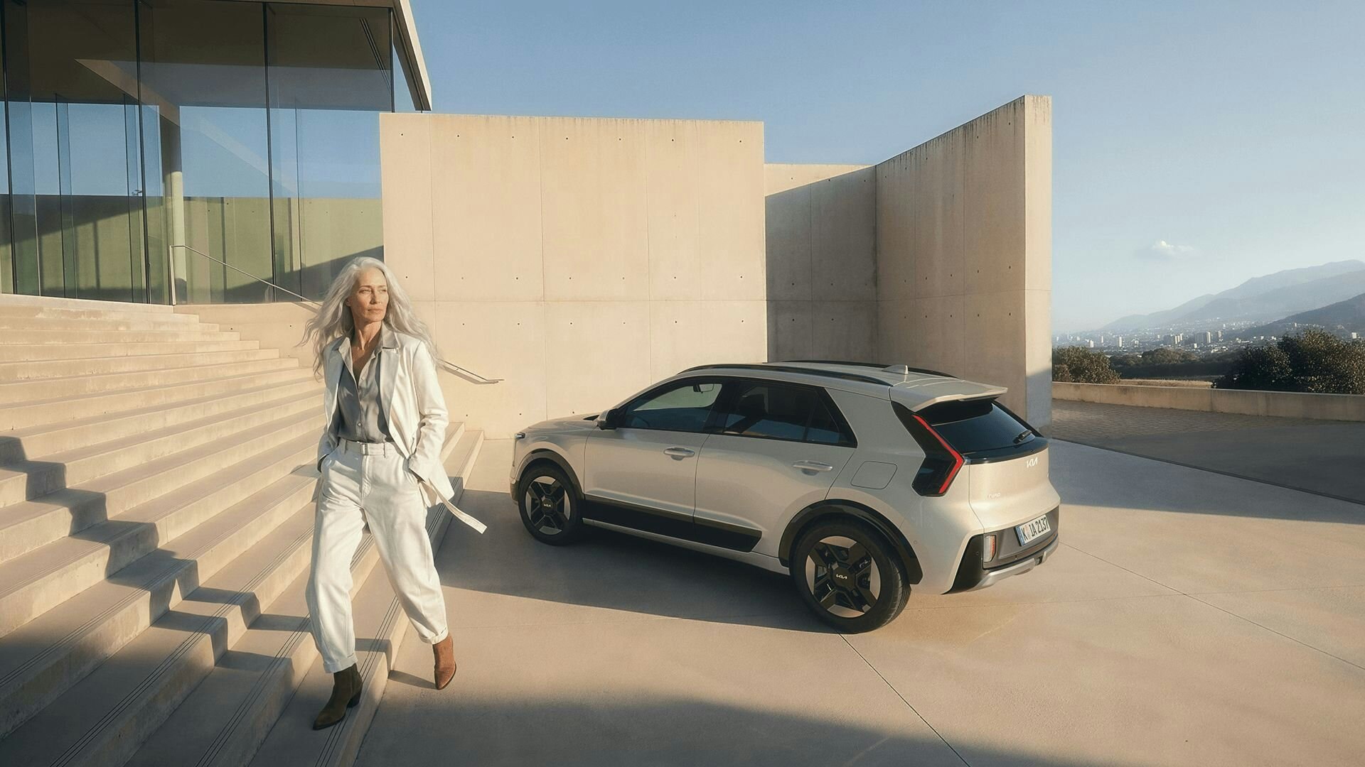 Eine Frau entfernt sich vom neuen Kia Niro
