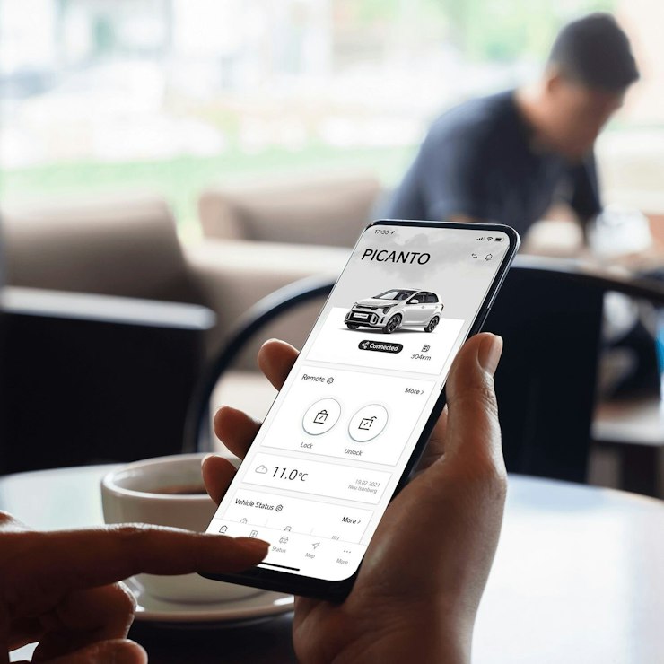 Ein Handy mit den Daten des persönlichen Kia Picanto