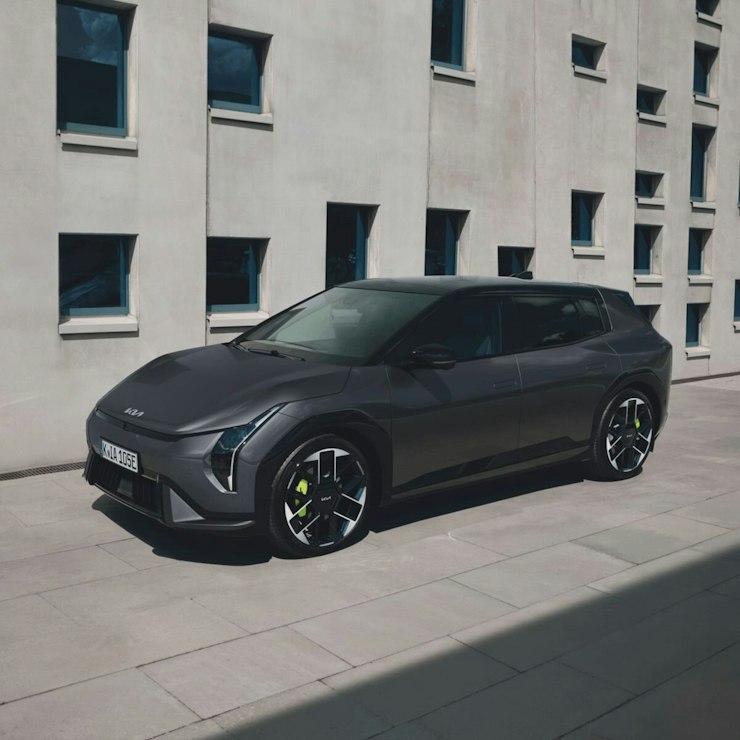 Seitliche Frontansicht des Kia EV4 GT