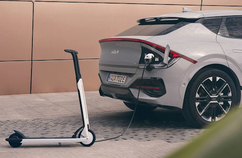 Ein E-Scooter ist im Kia EV6 eingesteckt