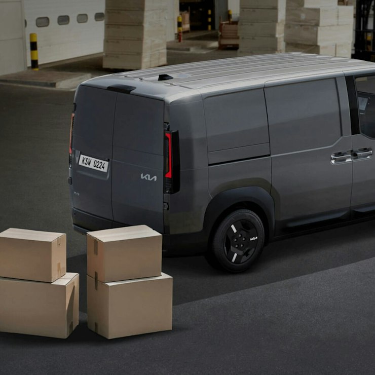 Der Kia PBV Cargo mit ladebereiten Paketen zur Illustration der optimierten Liefermöglichkeiten der einzelnen Karosserietypen