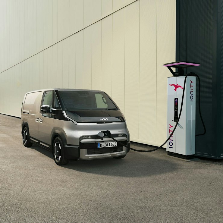 Der Kia PV5 Cargo lädt an einer öffentlichen Ladestation