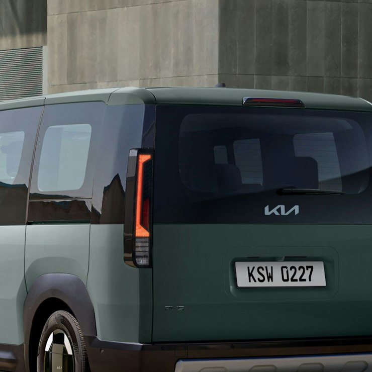 Heckansicht des Kia PV5 WAV mit vertikalen Heckleuchten, die für eine breitere und elegantere Silhouette sorgen.