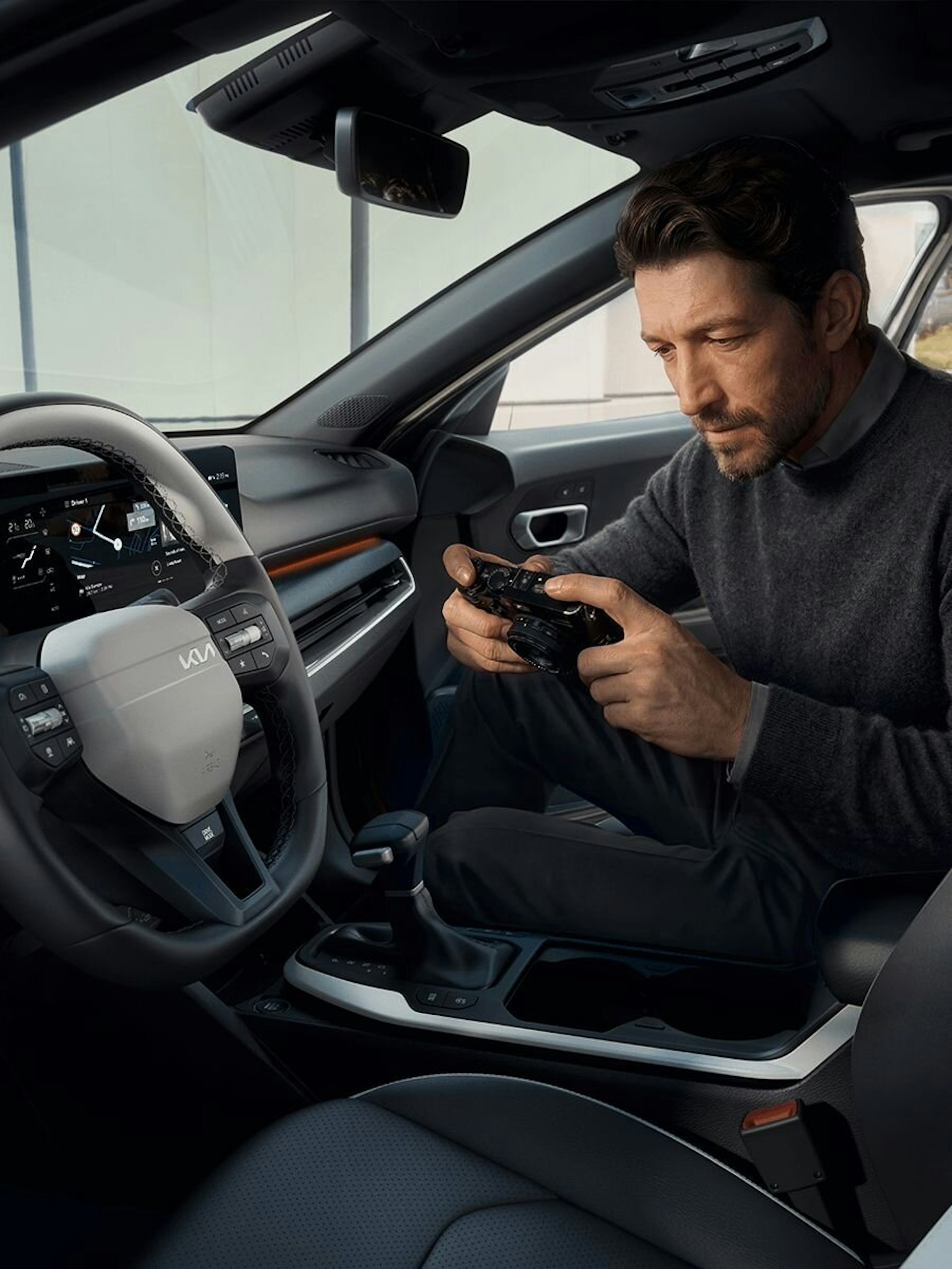 Ein Mann sitzt im Cockpit des Kia K4 Sportswagon
