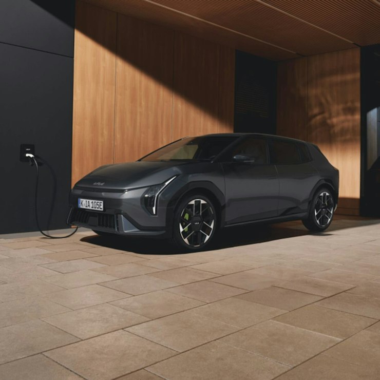 Der Kia EV4 GT beim Laden an einer persönlichen Ladestation