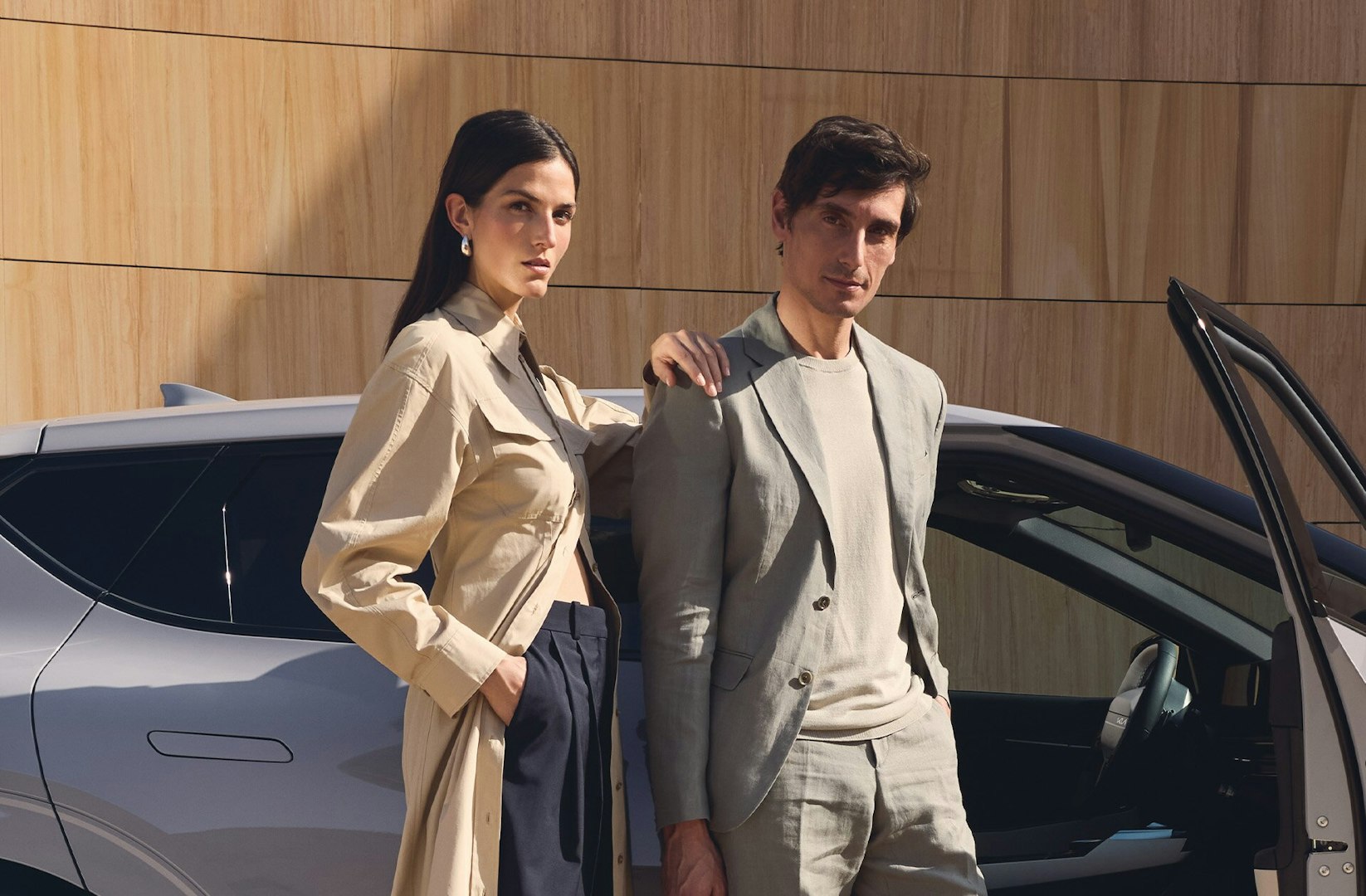 Zwei Personen stehen vor dem Kia EV6