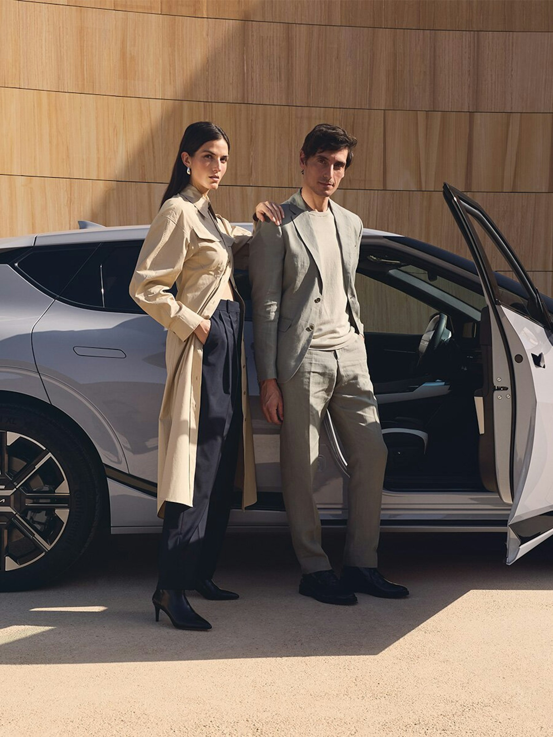 Zwei Personen stehen vor dem Kia EV6