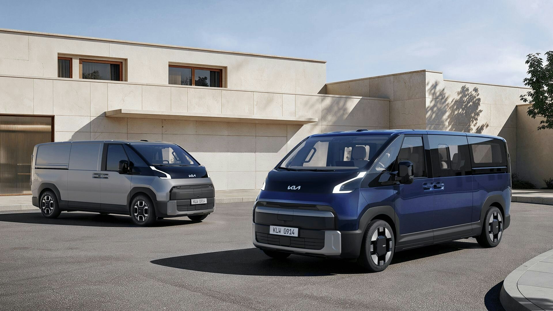 Zwei Kia PV7 stehen auf einem Parkplatz