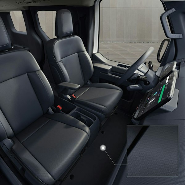 Fahrerbereich des Kia&nbsp;PV5&nbsp;WAV mit strapazierfähigem Bodenbelag, der Schmutz und täglicher Beanspruchung standhält, leicht zu reinigen ist und den Innenraum dauerhaft gepflegt hält.
