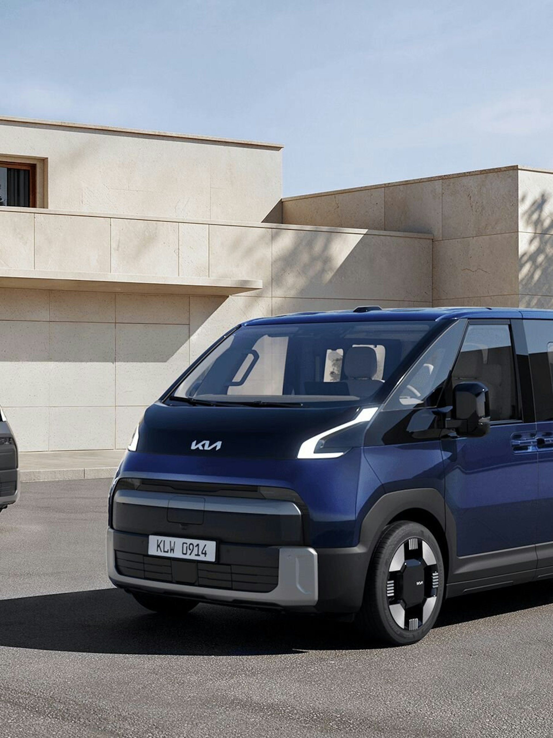 Zwei Kia PV7 stehen auf einem Parkplatz