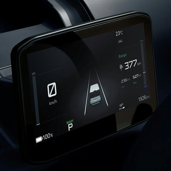 Digital-Kombiinstrument des Kia PV5 WAV mit Geschwindigkeit, Reichweite, Energiefluss und Sicherheitshinweisen in Echtzeit für alle wichtigen Fahrinformationen auf einen Blick.
