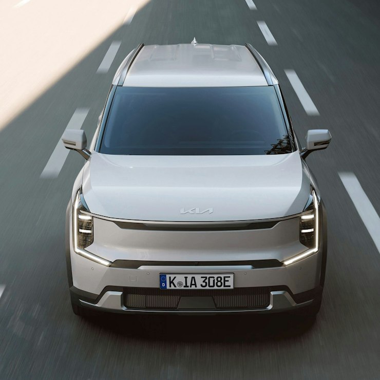 Der Kia EV9 von vorne auf der Strasse