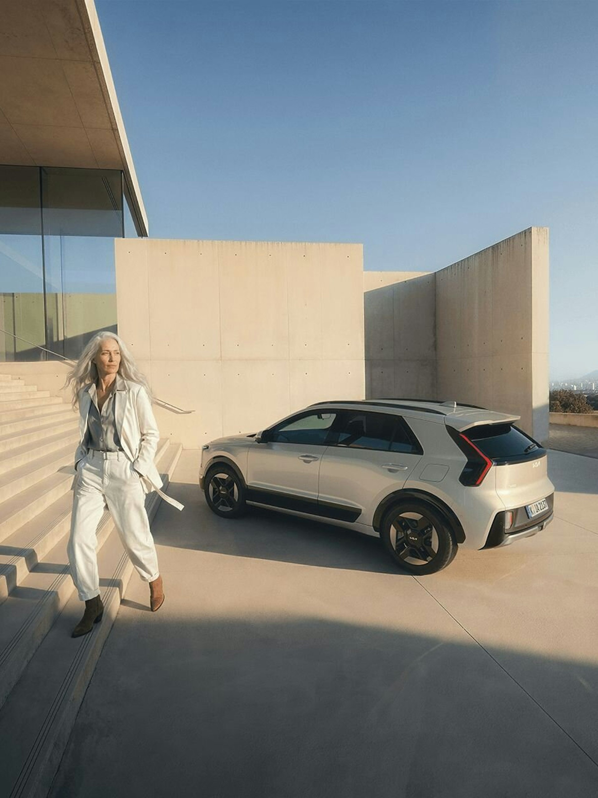Eine Frau entfernt sich vom neuen Kia Niro
