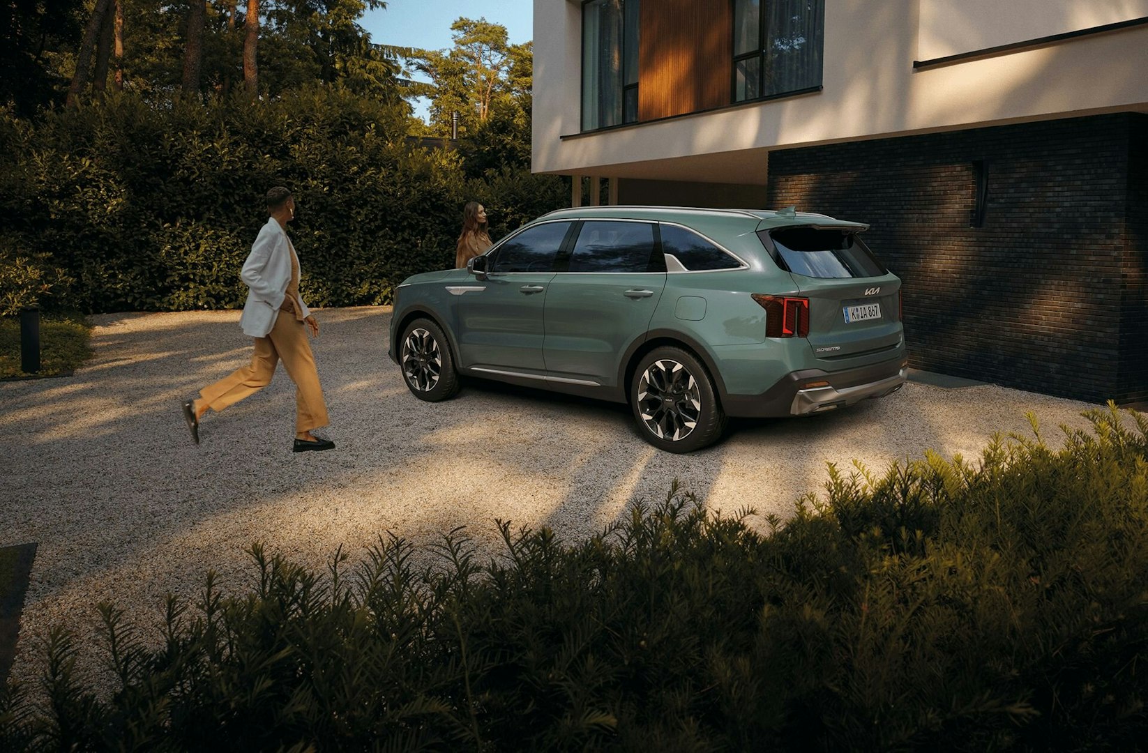 Zwei Menschen beim Kia Sorento