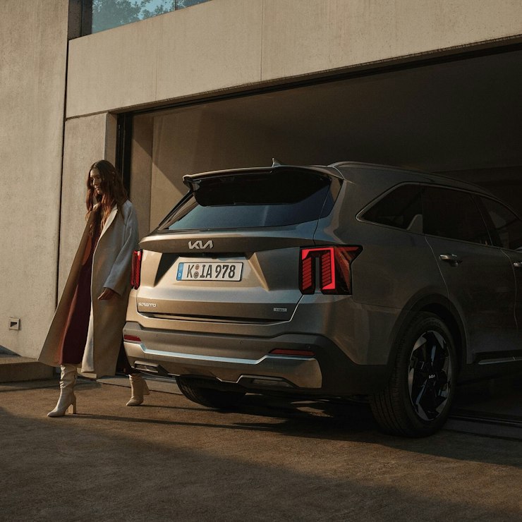 Das Heck des neuen Kia Sorento während dem Laden