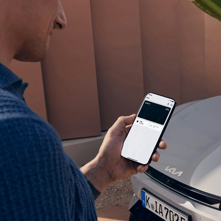 Ein Mann bedient den Digital Key