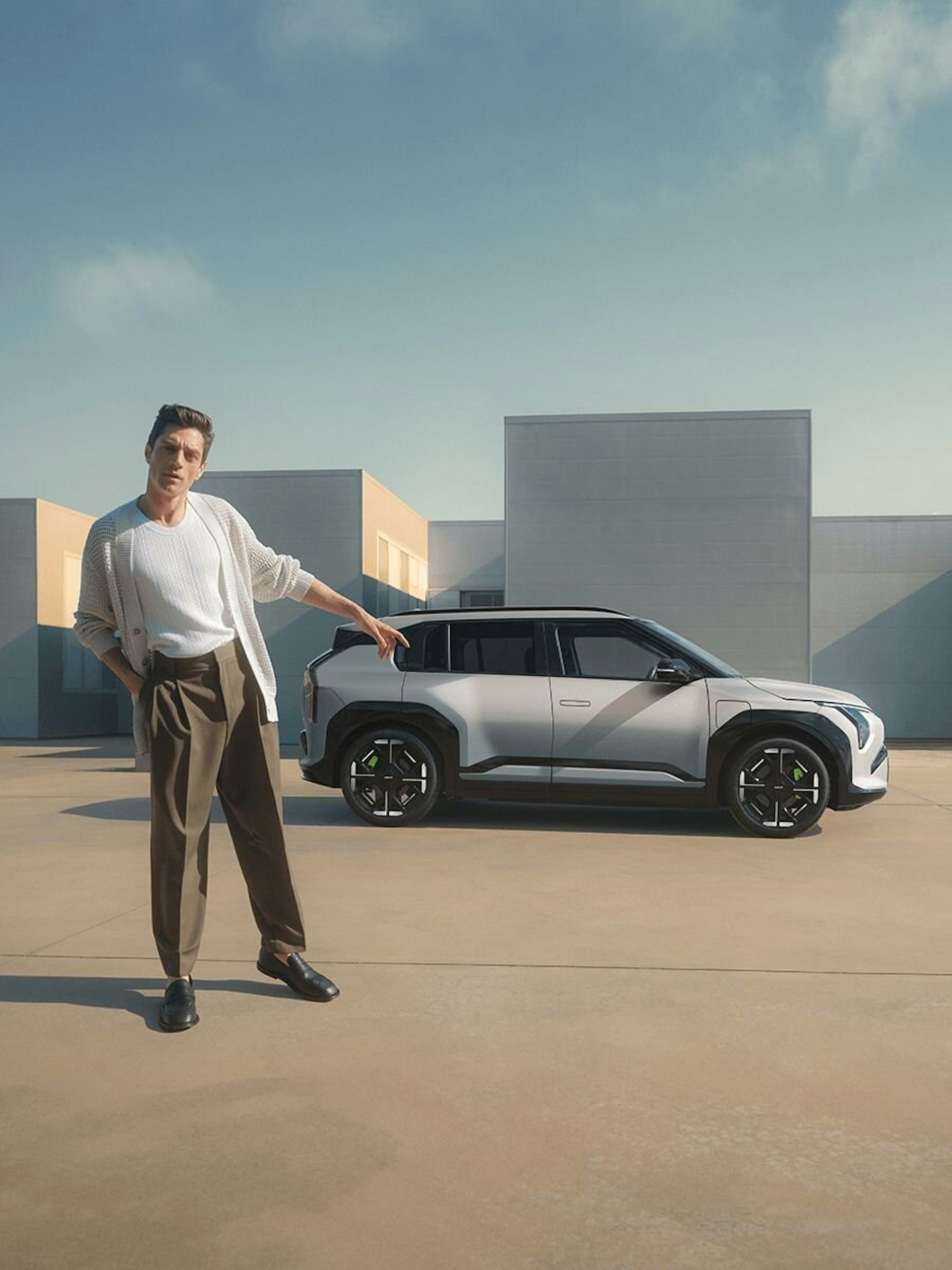 Ein Mann zeigt auf den Kia EV3 GT