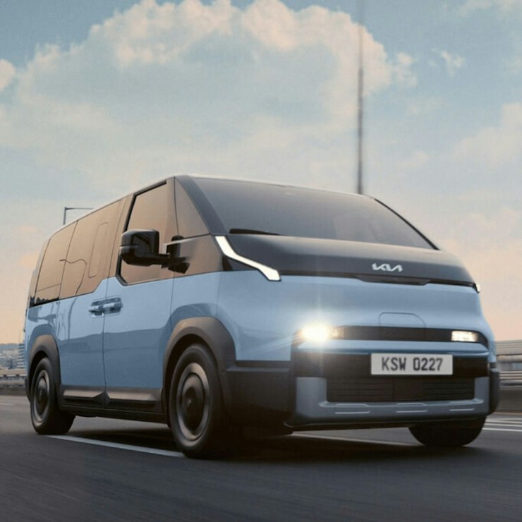 Kia PV5 WAV auf der Autobahn mit aktivem Spurfolgeassistenten, der dabei unterstützt, die Geschwindigkeit und den Abstand zum vorausfahrenden Fahrzeug einzuhalten sowie das Fahrzeug mittig in der Fahrspur zu halten.