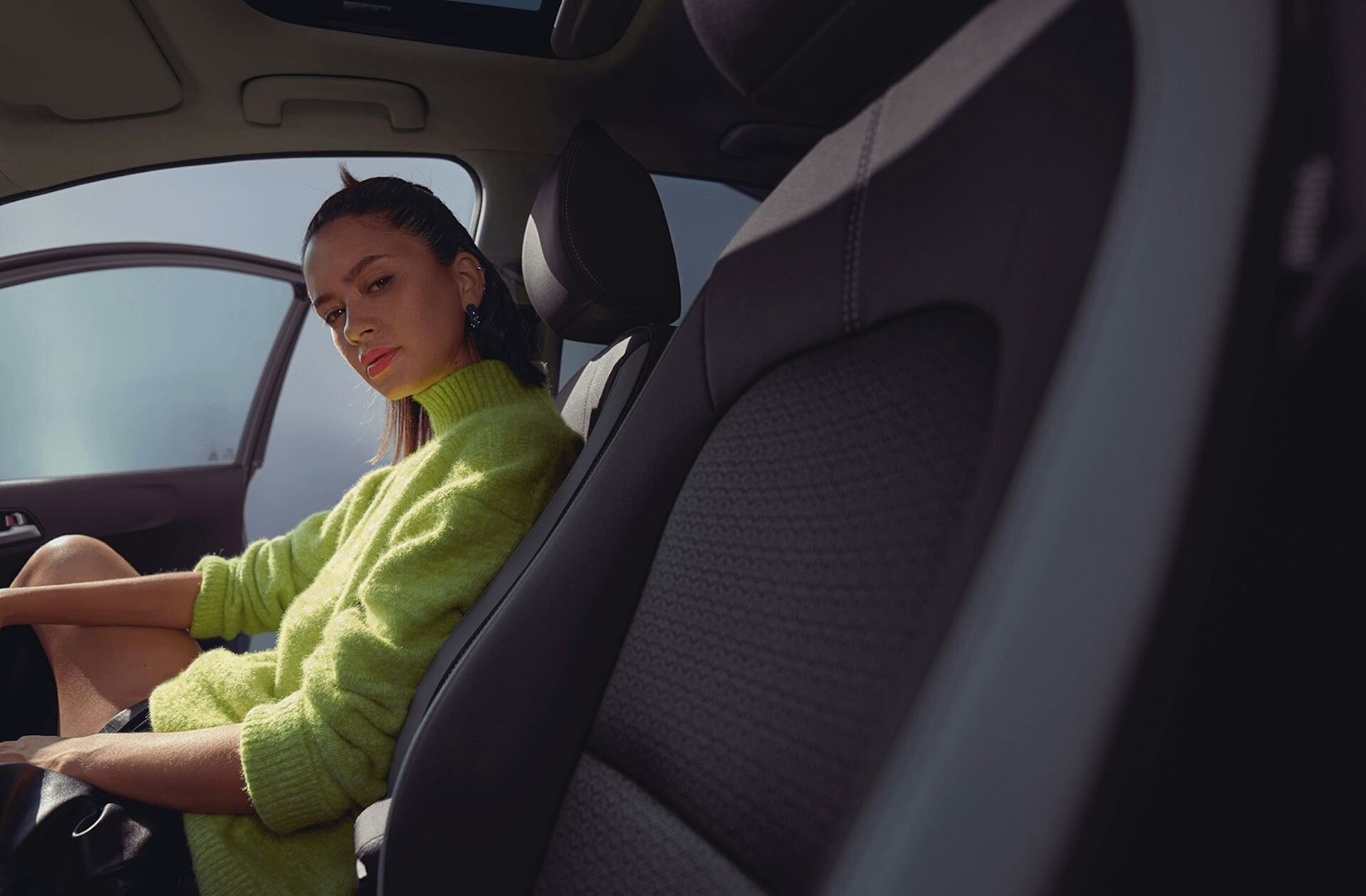 Frau sitzt im neuen Kia Picanto