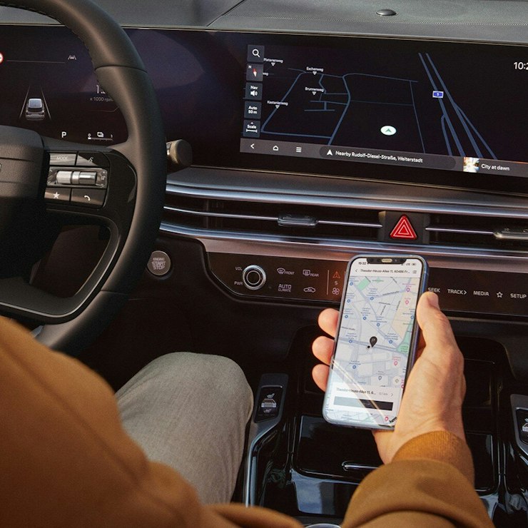 Ein Mann benutzt Kia Connect im neuen Kia Sorento