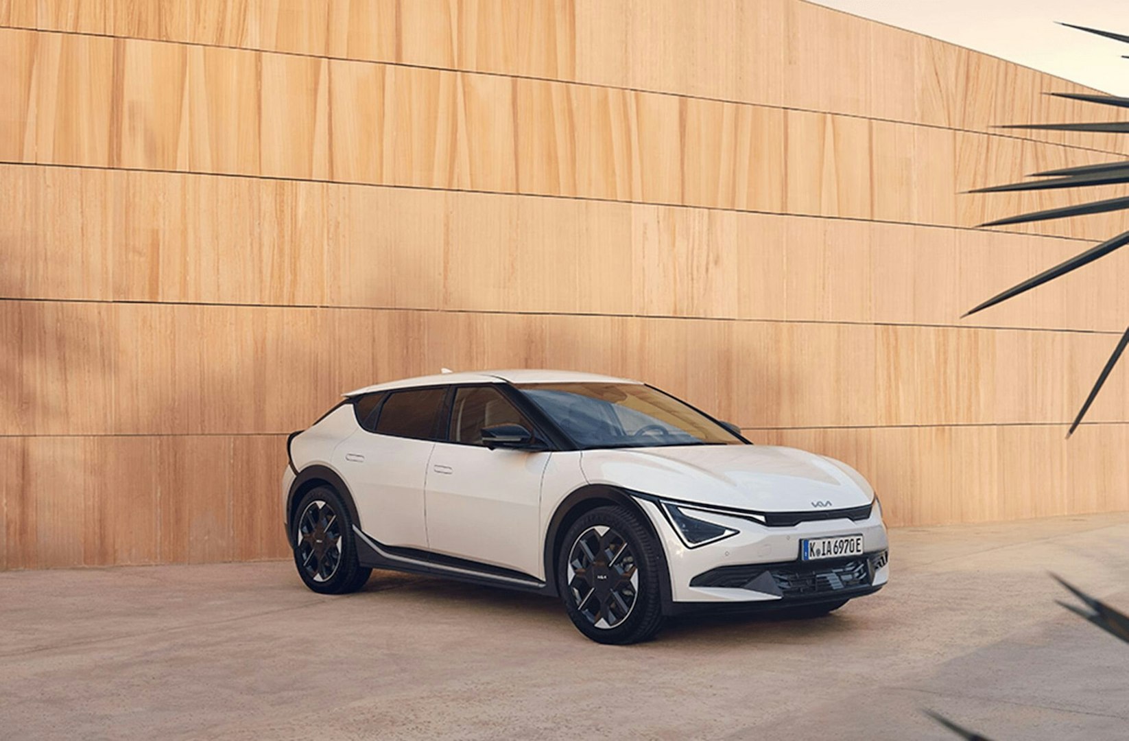 Der Kia EV6 ist vor einer grossen Wand parkiert