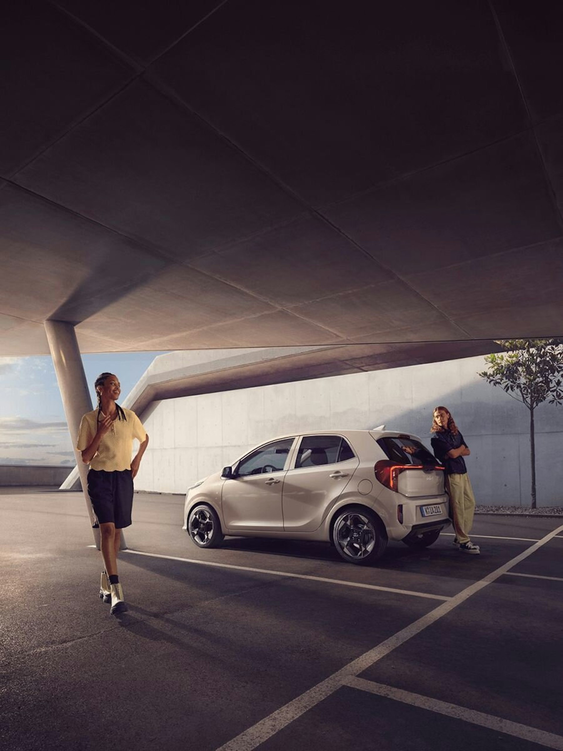 Zwei Frauen stehen um den neuen Kia Picanto