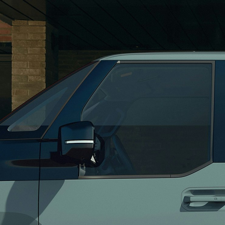 Seitenansicht des Kia&nbsp;PV5&nbsp;WAV mit bündig integrierten Scheiben, die für eine klare und nahtlose Optik sorgen.