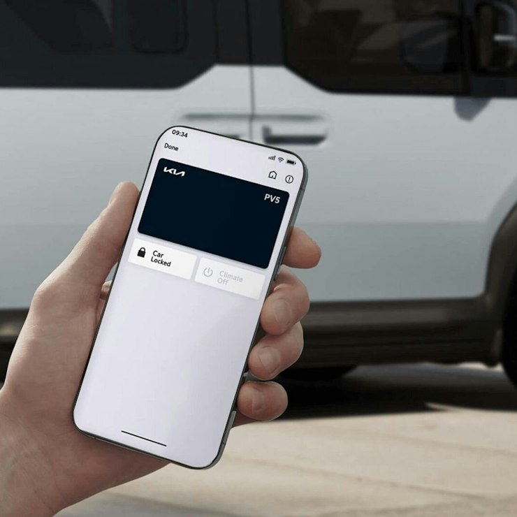 Abbildung einer Hand mit einem Smartphone, mit dem auf den digitalen Fahrzeugschlüssel von Kia zugegriffen wird