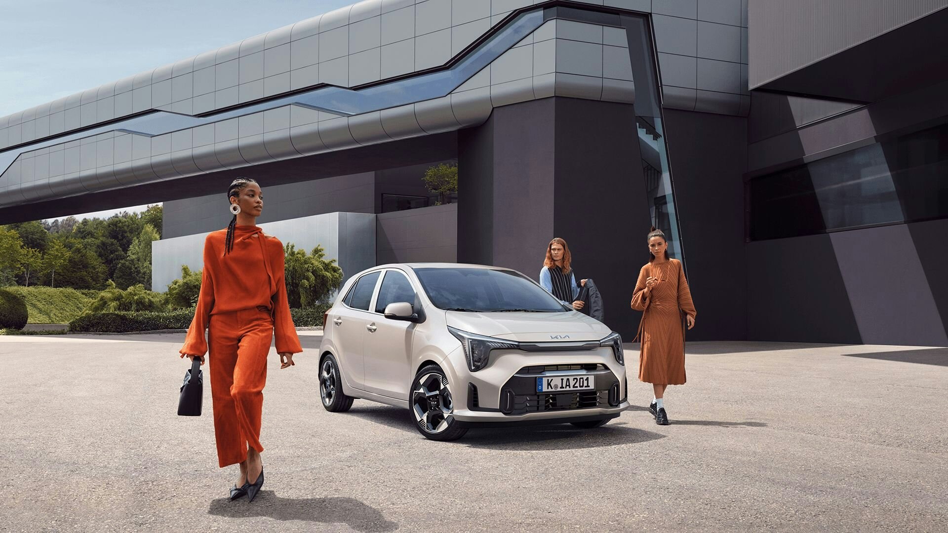 Drei Frauen stehen um den neuen Kia Picanto