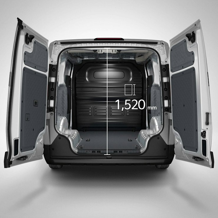 Heckansicht des Kia PV5 Cargo mit geöffneten hinteren Türen und Sicht auf den Laderaum
