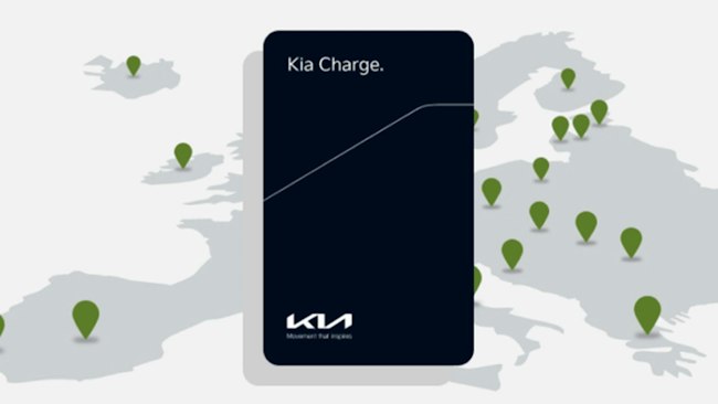 Frontansicht des Kia&nbsp;PV5&nbsp;WAV an einer Ladestation mit eingeblendeter Darstellung des Antriebsstrangs.